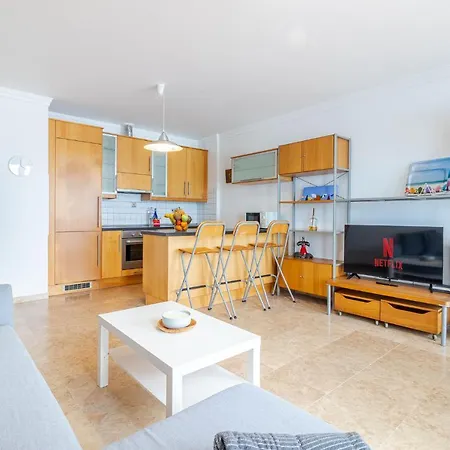 Ocean & Auditorium Views דירה