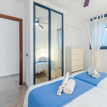 Ocean & Auditorium Views דירה