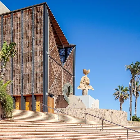 Ocean & Auditorium Views *